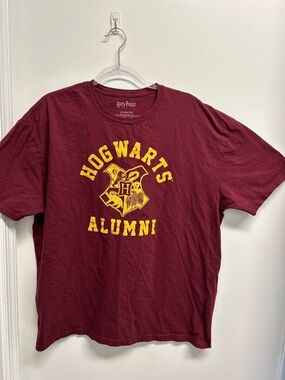 Harry Potter Hogwarts Alumni Graphic Tee - Maroon & Gold